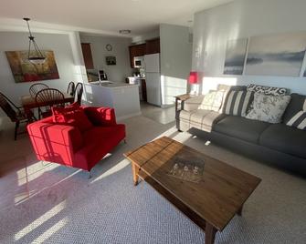 Ski-in/Ski-out: Country charm, with the amenities of condo village at your feet - Saint-Faustin-Lac-Carré - Living room
