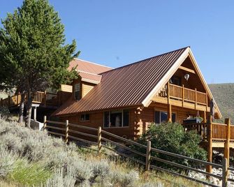 Make memories of a lifetime and experience the serenity of Sawtooth mountains! - Stanley - Building