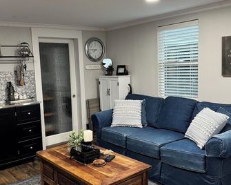 Unwind@839 says it all! Charming cottage in Lodi, a wine country destination. - Lodi - Living room