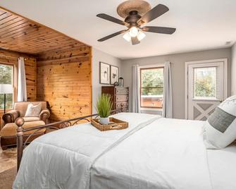 Luxurious Vacation Rental for Groups near Hoosier National Forest, Indiana - Henryville - Bedroom