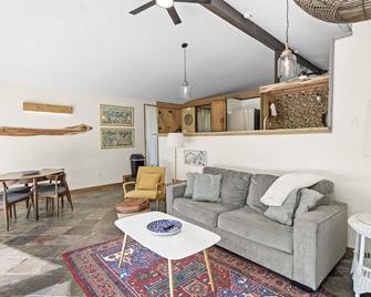 Cozy bungalow half a mile to East Beach - Pet Friendly - St Martin - Soggiorno