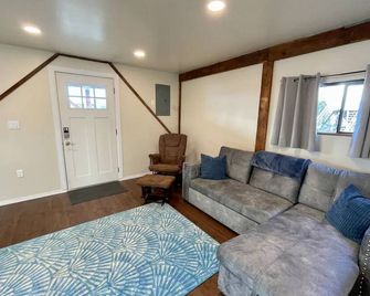 Luxury Craftsman Downtown Lodging - Ketchikan - Living room