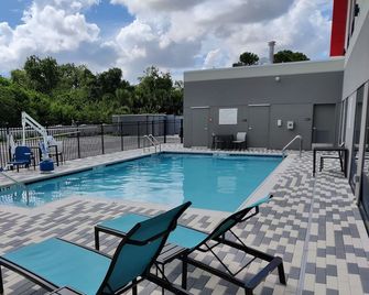 avid hotels - Melbourne - Viera, an IHG Hotel - מלבורן - בריכה