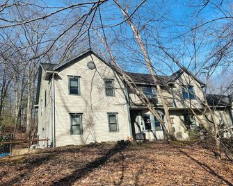 Private 1.5-Acre Luxury Retreat & Garden Oasis - Southborough - Building