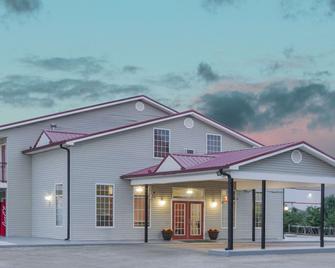 Super 8 by Wyndham Talladega AL - Talladega - Edificio