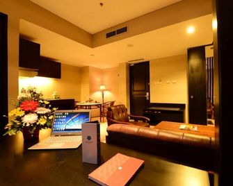 Emilia Hotel By Amazing - Palembang - Palembang - Sala de estar
