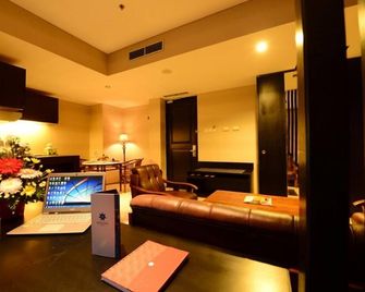 إميليا هوتل باي آميزينج - بالمبانغ - غرفة معيشة