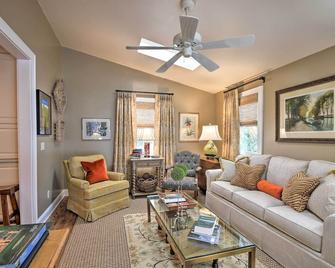 Lush Mirror Lake Cottage Rental with Private Deck - Highlands - Living room
