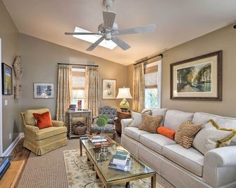 2 Living Areas + Fireplace: Mirror Lake Cottage! - Highlands - Wohnzimmer