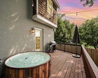 Luxury South End Retreat w/ Hot Tub & 4 Bedrooms - Wesley Chapel - Balcony