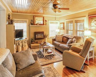 Charming Country Home w/ Yard - 14 Mi to Ole Miss! - Oxford - Wohnzimmer