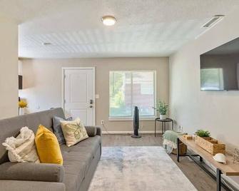 Right off i15 , Nibley Golf Course , Fits Park - South Salt Lake - Living room