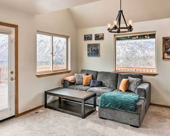 Alaskan Mountain Gem with Private Hot Tub & Gym! - Eagle River - Living room