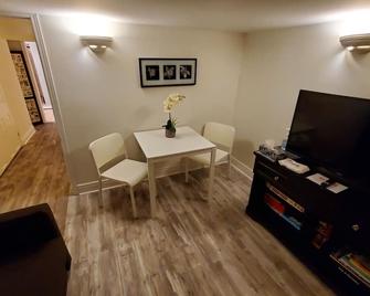 Charming home away from home with all the amenities - Toronto - Dining room