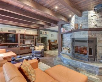 Newly available - Luxury Entire Chalet - Sleeps 14 Sun-soaked Dock - Nominingue - Living room