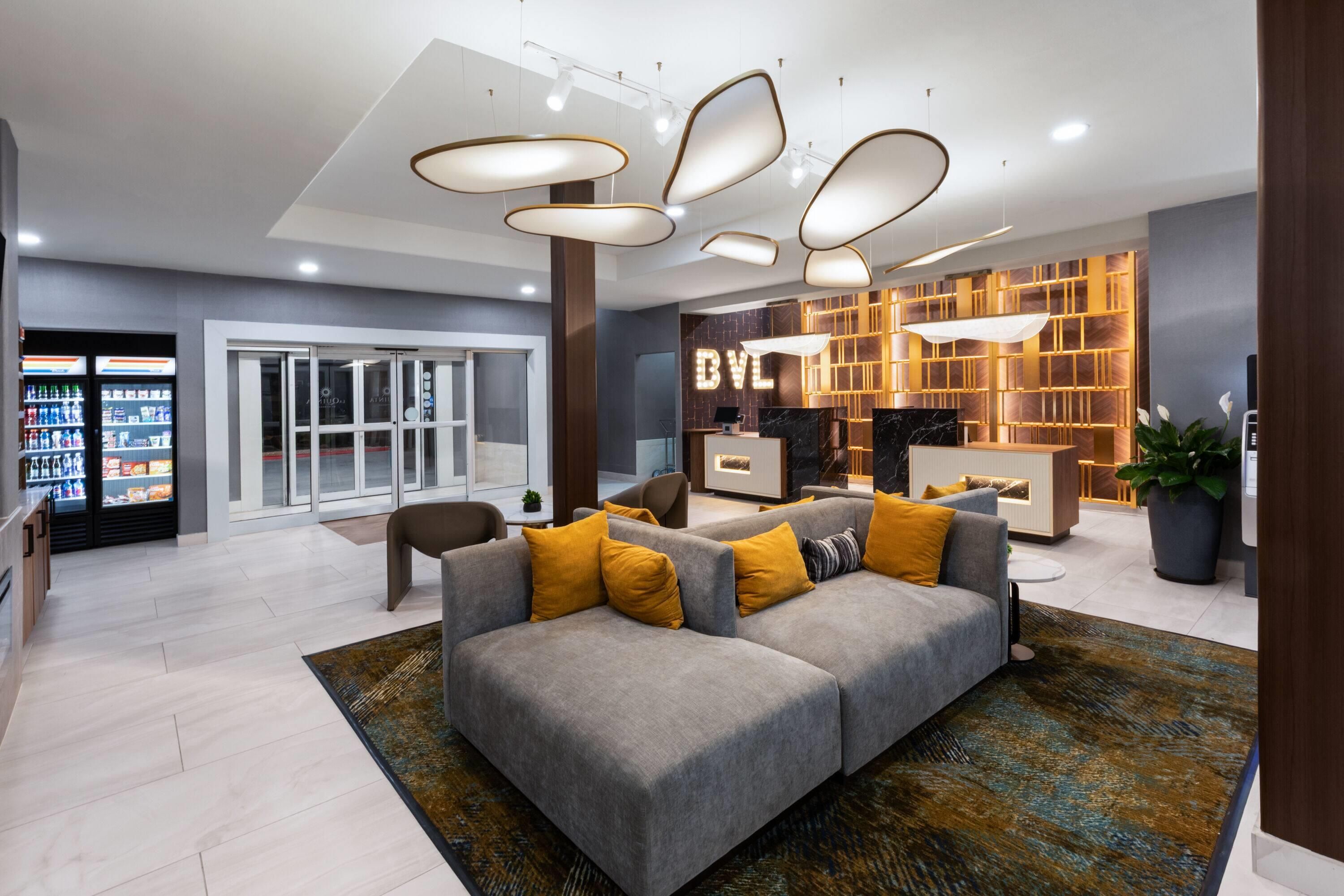 La Quinta Inn & Suites by Wyndham Brownsville North - בראונסוויל - לובי