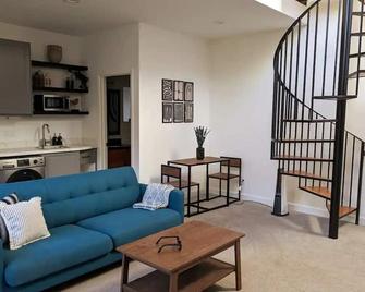 Modern 1-Br Oasis, Close to Tech Giants+Investors! - Mountain View - Living room