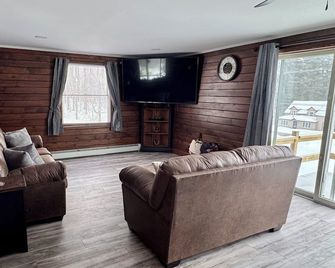 The Alpine Inn-Ski & Golf Retreat - Malone - Huiskamer