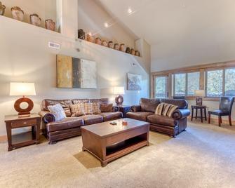 Penthouse condo in great location w/ shared sauna, hot tub, & pool + ski access - Government Camp - Sala de estar
