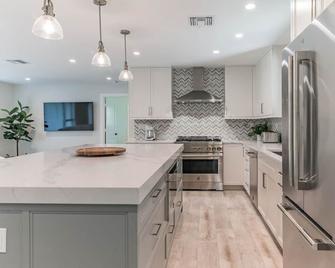 Indies Pool Paradise - Jupiter - Kitchen