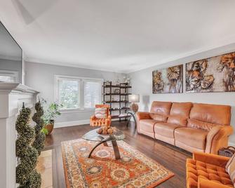 Serene & Charming 5br Des Plaines Getaway 5 Bedroom Home by RedAwning - Des Plaines - Living room