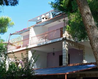 Apartments by the sea Ivan Dolac, Hvar - 18100 - Jelsa - Building