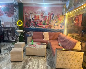 Spot On Samrat Restaurant - Jaunpur - Lounge
