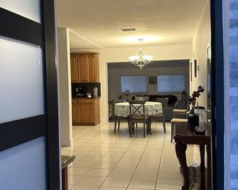 Spacious Getaway Home Waiting for You! - Homestead - Essbereich