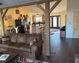 Rusty’s Getaway is a rustic/modern handicap accessible, family friendly space. - Findlay - Oturma odası