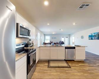 Dog-friendly modern home with children's items, open-concept layout, & W/D - Benson - Kitchen