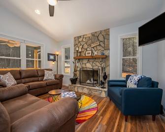 Bluebird Cottage | Secluded Cottage in the Blue Ridge Mountains - Rutherfordton - Living room
