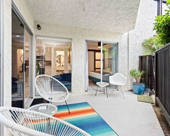 Newly renovated, vibrant and chic Biltmore condo - بالم سبرينغس - شرفة مرصوفة