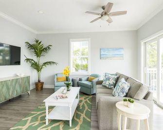 Waterfront 4 Bed, 4-Bath Condo @ Bayfront Suites & Marina - No Cleaning Fee - Key West - Living room
