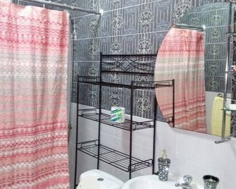 Montgomery Brother Estate - Clay Ashland - Baño