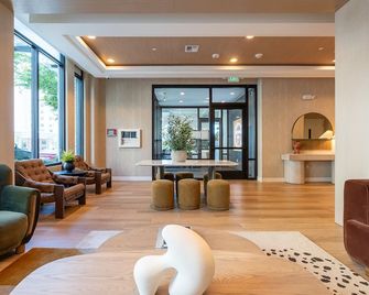 1br + Den | Gym, Rooftop | Bellevue | Sophari C - Bellevue - Lobby