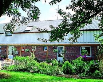Cornils: Holiday apartment with lake view - Ferienwohnung Cornils - Wanderup - Gebäude