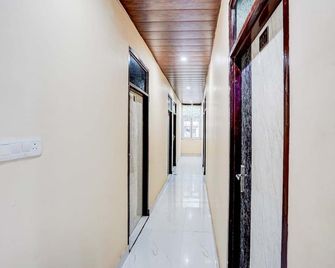 Fabhotel Ratraksh - Kanpur - Flur