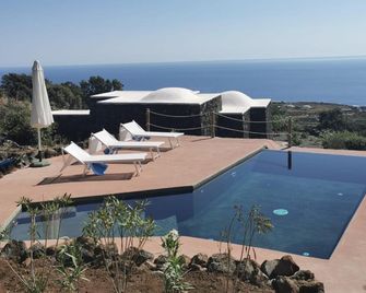 Dammusi Sciuvechi - Scauri - Piscina