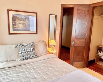 Cate's Place: Charming home just minutes from Ice Age Trail & Neshotah Beach - Two Rivers - Schlafzimmer