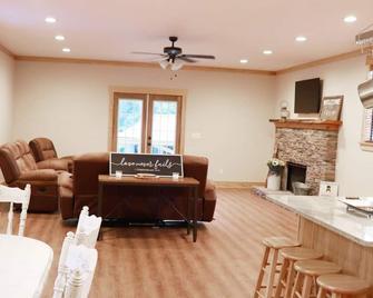 Taivas Farm is as close to Gatlinburg as you can find in Gadsden Alabama. - Glencoe - Living room