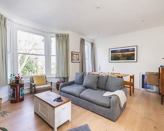 Leafy & Stylish Brixton Retreat - London - Living room