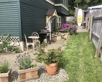 Island Getaway - Charming Two Bedroom Guest Suite, stones throw from the ocean - Union Bay - Patio