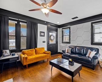Vine City Bee Hive - Atlanta - Salon