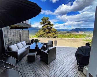 Golf course , mountains and lake views Stepping Stones Retreat - Vernon - Patio