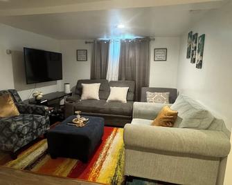 Welcome to our comfy 2-bedroom basement apartment. perfect for hosting 2 couples - Johnston - Living room