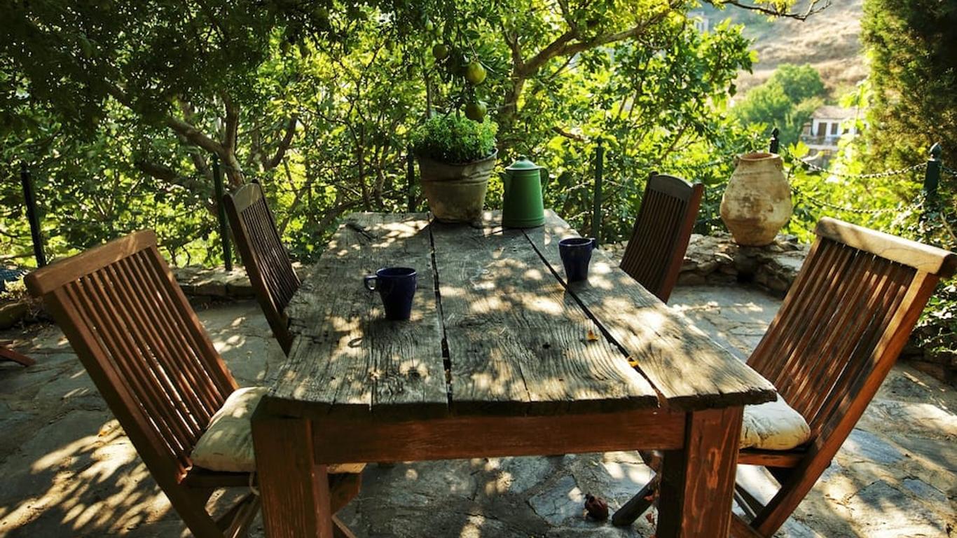 Terrace Houses Sirince - Fig, Olive Clockmakers and Grapevine
