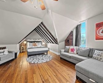 Cozy Top-Floor Retreat in the Heart of Louisville - Louisville - Living room