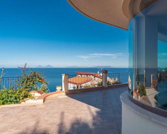 Villa Sabrina - Naso - Balcón