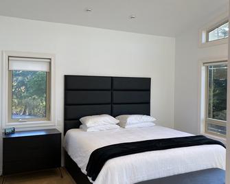 Private beautiful lake home 2 car garage w/dock & kayak access-3 miles to town! - Hayden - Bedroom