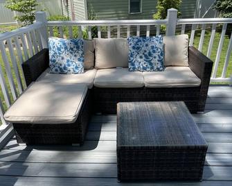 Historic home! Minutes to the beaches, Babylon Village, short train ride to NYC! - North Babylon - Balcony